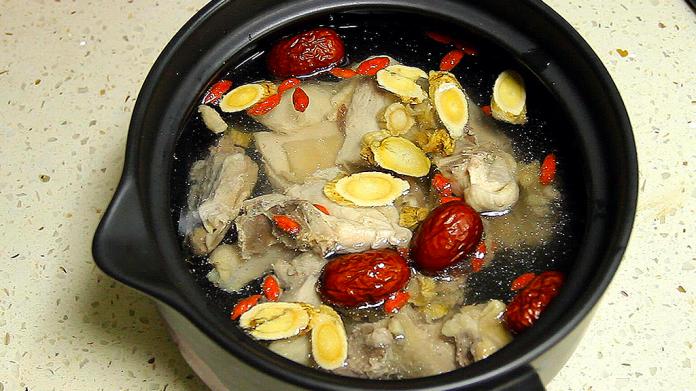 教您大补血气的人参鸡汤的做法,材料简单味道不错,适合日常调理