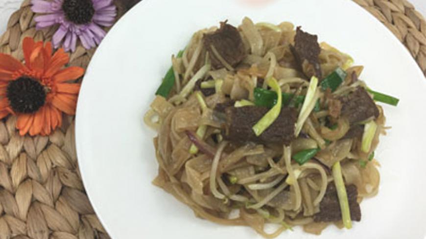 厨师教你自己在家炒河粉,简单又美味,不散不烂不油腻