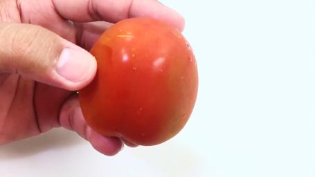 番茄别切片,底部轻轻划几刀,一颗西红柿开成了花,好玩好吃!