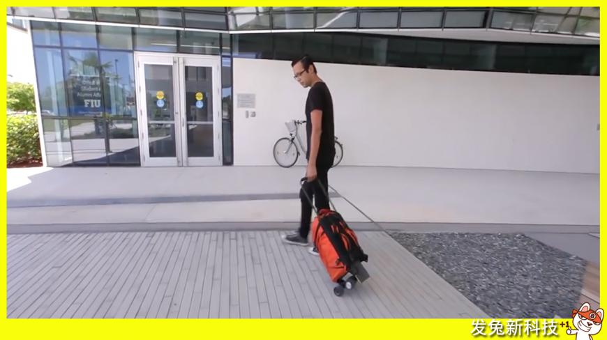 那个拉着买菜大妈包的小哥哥,为啥你的包,能背,能拉,还能滑?