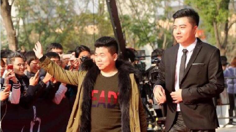 Dota2:b神burning得知峰哥yyf手撕猪皇,做保镖的他直呼怕怕