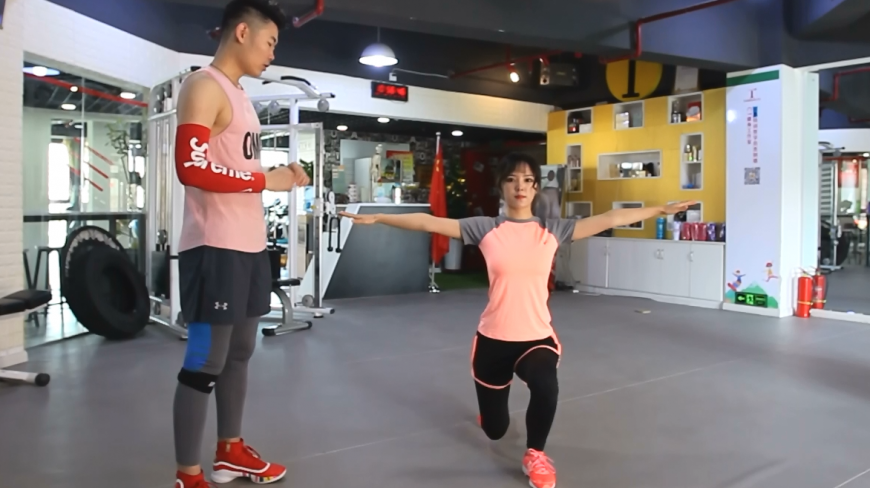 弓步深蹲为经典的腿部训练动作,可以帮你打造完美腿型和臀型