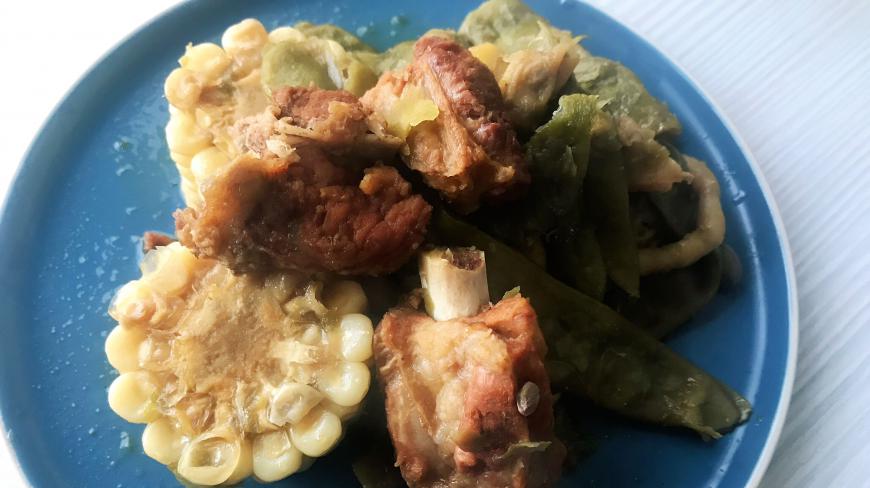很家常的一道东北乱炖菜,排骨炖豆角、玉米
