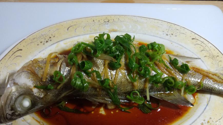 清蒸鲈鱼重要的几个步骤,这样的做法非常鲜美好吃