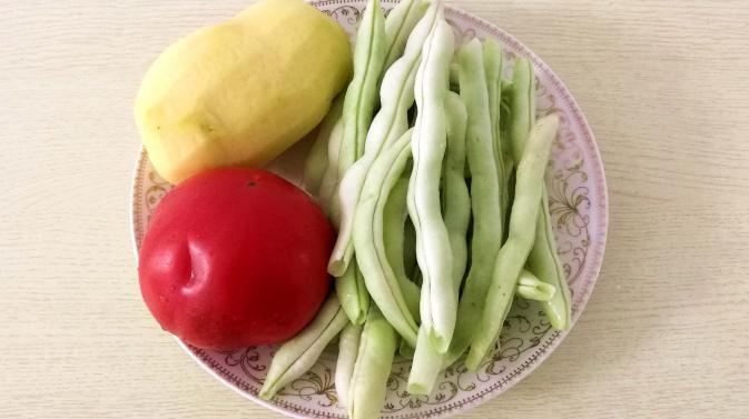 豆角+土豆+西红柿,小媳妇这道家常菜做的真有食欲,简单又美味
