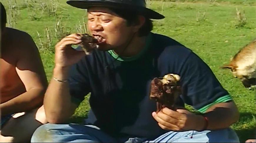 蒙古国古法煮羊肉,不用加热,用烧红的石头和奶罐即可