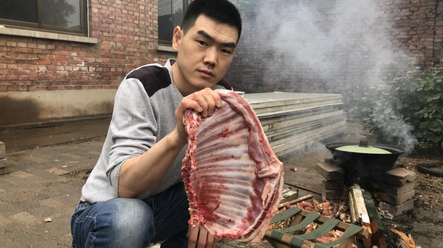 羊排吃了很多年,这种做法很直接,吃羊排属他最会吃,看饿了