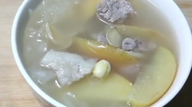 教你在家做银耳莲子汤,营养好喝,味道非常鲜,喜欢的朋友试试吧