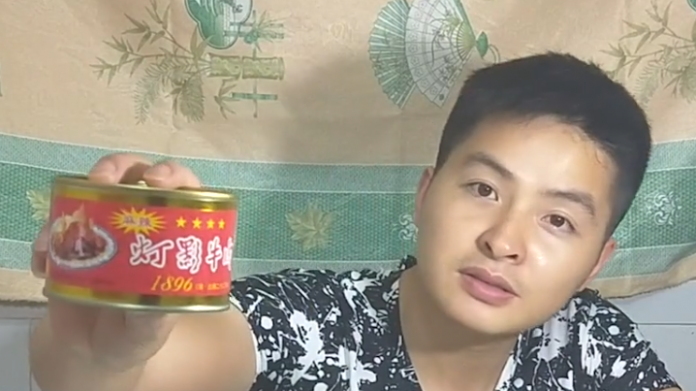 试吃四川特产“灯影牛肉罐头”,又薄又脆,真是回味无穷