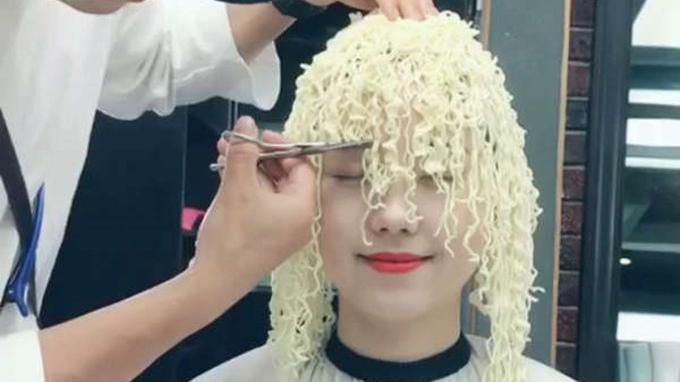 这才是真正的方便面头,姑娘真是有勇气,这么对待自己的头发!