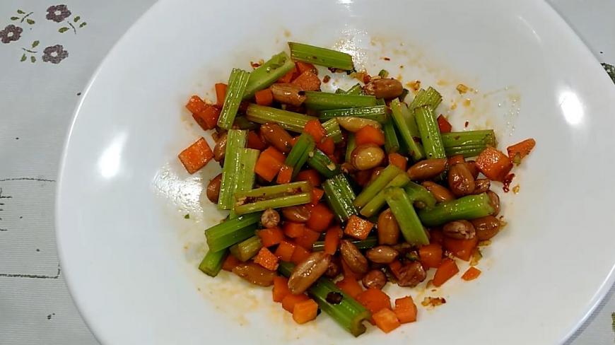 饭店的凉拌菜为什么这么好吃,原来是大厨在酱汁里加了它