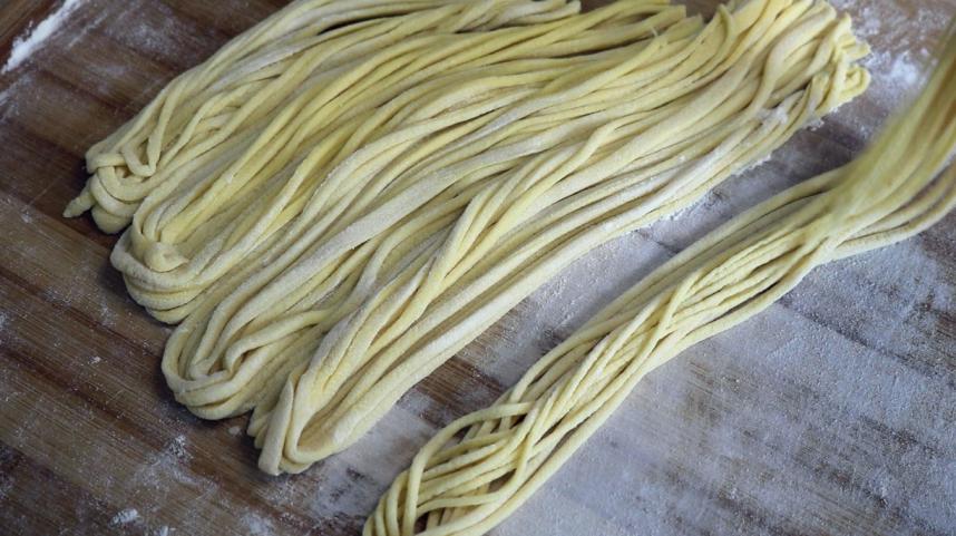 手擀面新做法,在家就能简单制作,试试这样拉面,做1次就成功