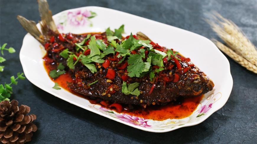 湘菜厨师长:教你做一道老干妈烧扁鱼,非常好吃,汤汁都拌饭吃了