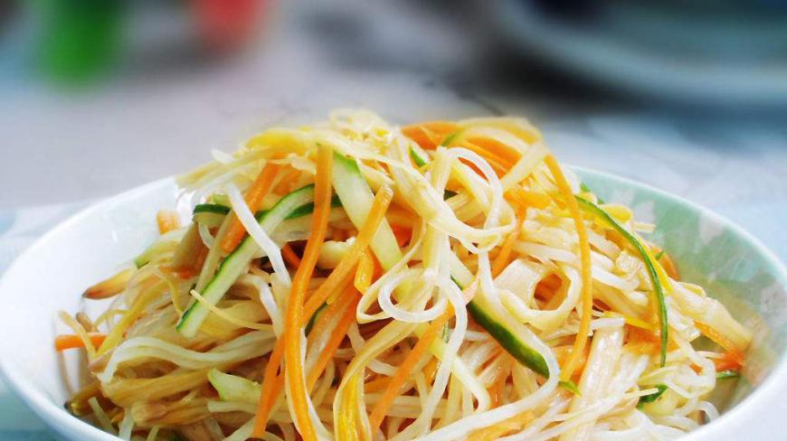 夏季小凉菜胡萝卜黄瓜拌粉丝的做法,超级简单,而且特别好吃
