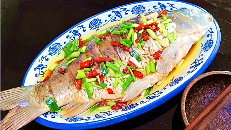 大厨教你葱香鲤鱼正宗做法,简单易上手3分钟搞定,比饭店好吃!