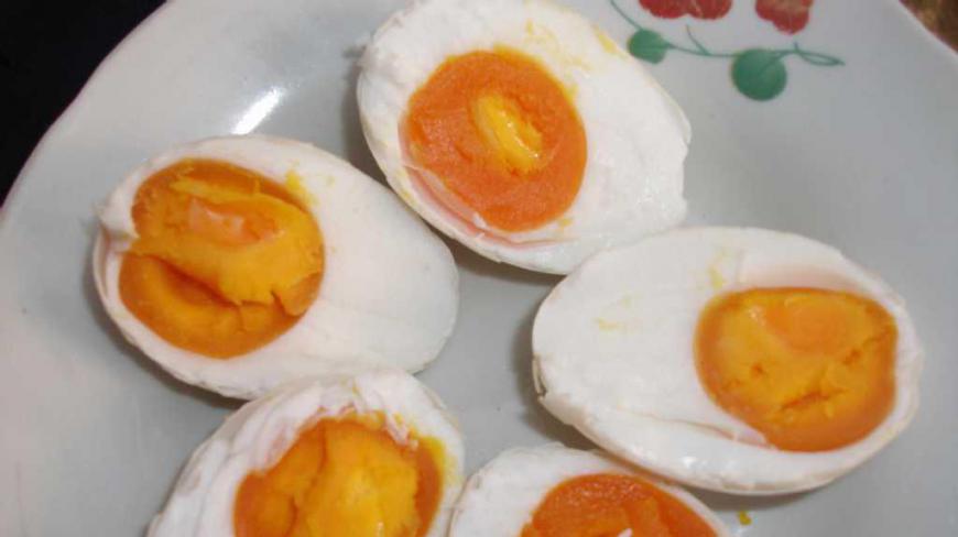 老师傅教你腌咸鸭蛋的方法,七天就能出油起沙,吃起来可香了