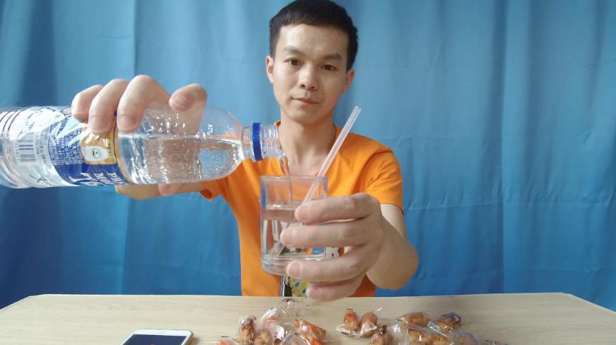 试吃刘强东同款爆红网络的奶茶,这味道让人感到很意外