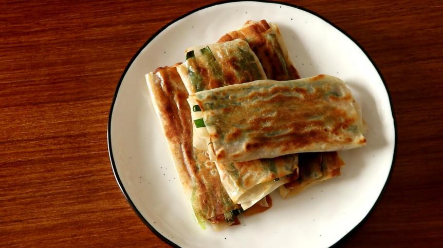 教你自制春卷皮,包上油条和小葱煎,配上自己做的甜面酱,超好吃