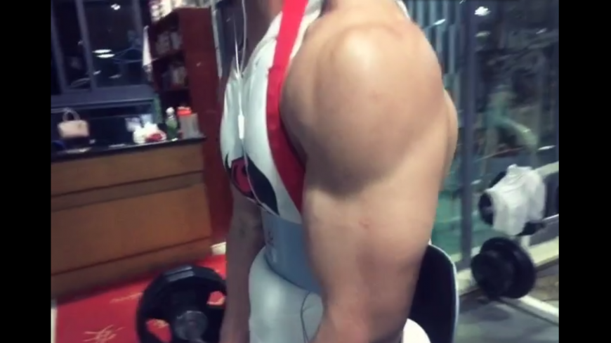 二头肌训练动作展示,感受肌肉发力!