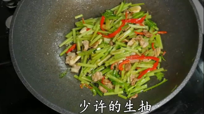 大厨教你一道芹菜炒肉的做法,这样做很下饭,简单易学!