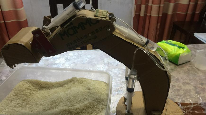 输液管和包装箱纸做成的液压挖掘机玩具,学会给自家孩子做一个