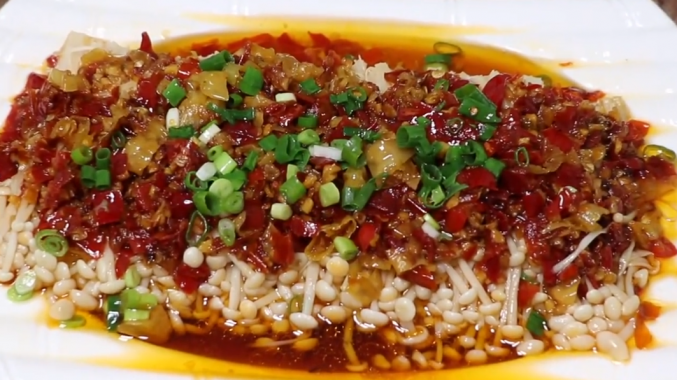 剁椒金针菇最美味的家常做法,招待客人倍儿有面儿,大人孩都爱吃