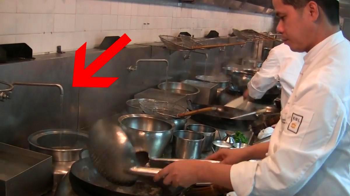 酒店里厨师炒菜时,为什么灶台旁水龙头总不关?答案出乎意料
