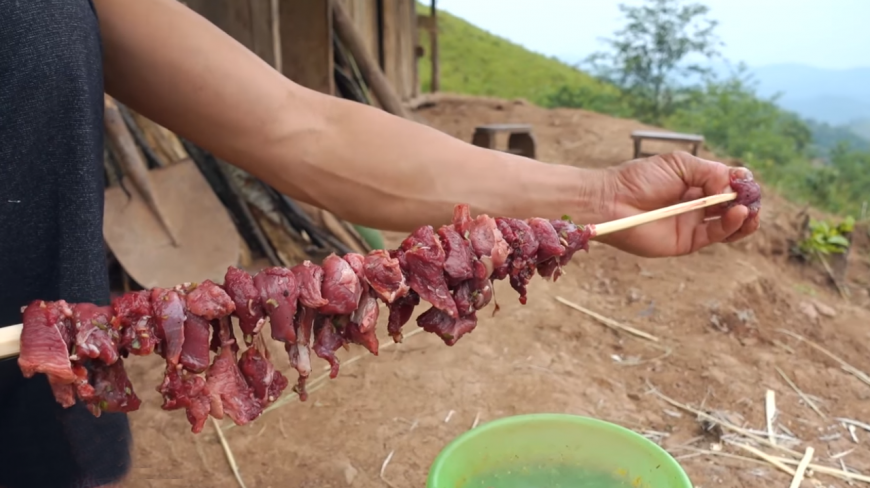 烤羊肉不求人,不必去高档饭店,农村小伙三两青菜一份烤肉的生活