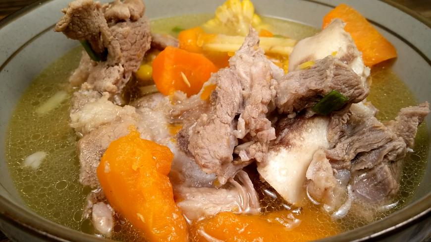 大骨头加上玉米跟胡萝卜,这做法味道更棒,汤更加的清甜,看饿了