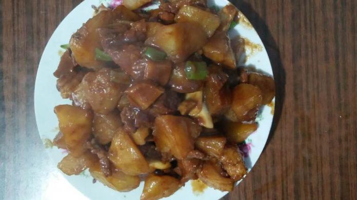 东北硬菜 猪肉炖土豆 香气四溢 超下饭