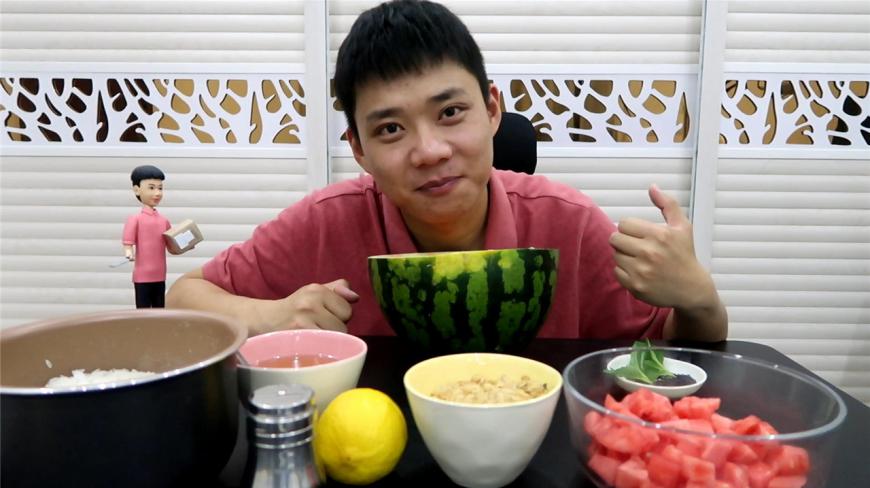 小伙自制黑暗料理“西瓜拌饭”,这个夏天就靠它度日啦