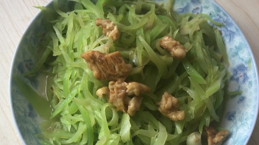 笋丝炒瘦肉,很常见的家常菜,用简单的调料做出简单的味道