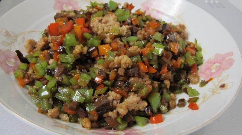豆豉辣椒碎,咸鲜微辣香气扑鼻,配米饭拌面条夹馒头,百搭小菜!