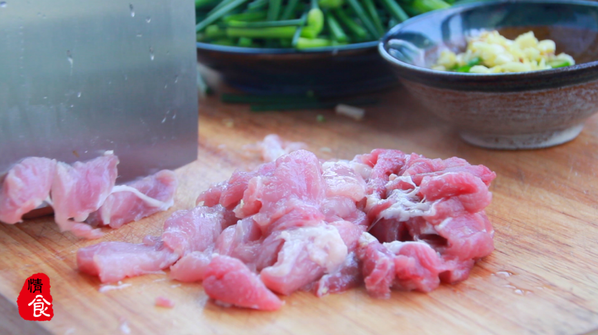 韭苔炒瘦肉,虽然做法简单,但却是一道非常好吃下饭的家常菜