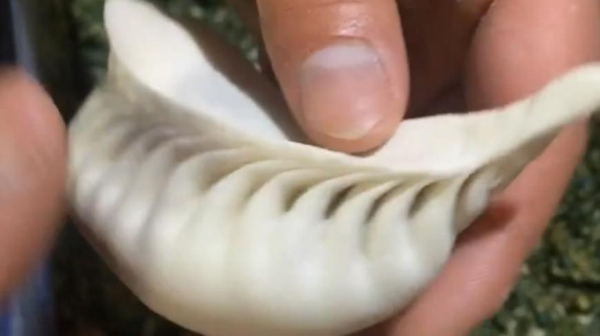 教大家包月牙形饺子,好吃也好看,自己动手试试吧