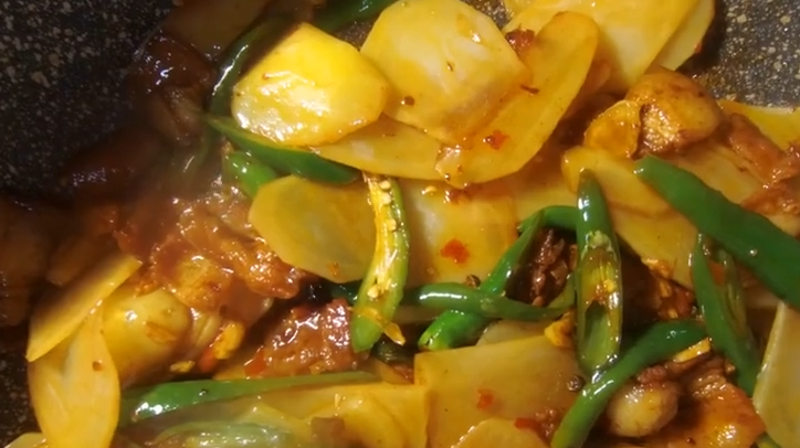 家常菜土豆片回锅肉最简单的做法,2分钟就能轻松学会!