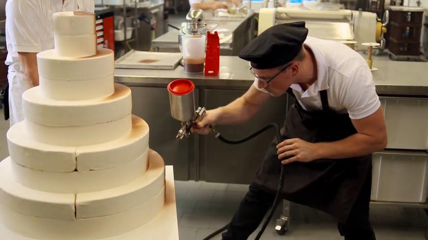 专业定制的多层大蛋糕,看工人这股认真劲,就知道一个应该不便宜