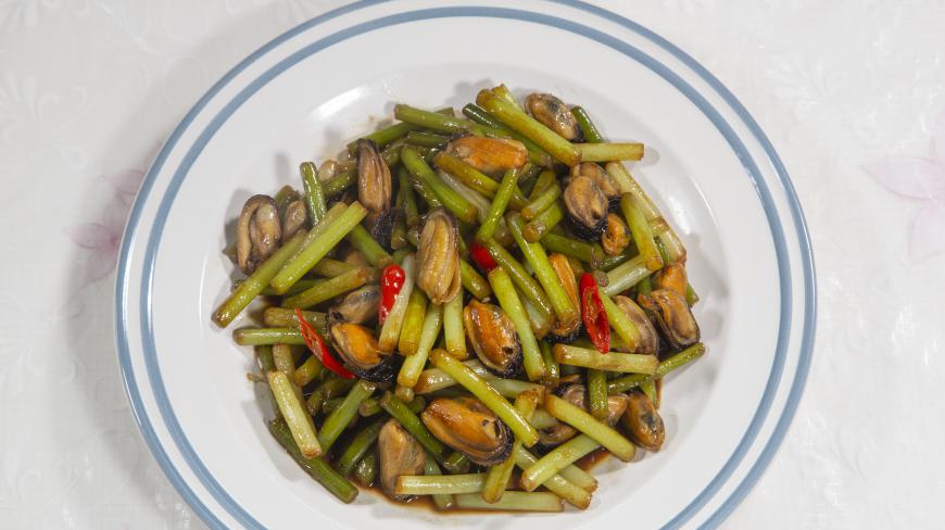 「小珠酱美食」意想不到的海鲜与蒜苔搭配会是那般精彩?