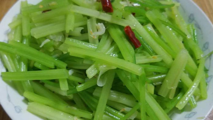 芹菜滑炒虾米,不用放多余的调料,夏天常吃清热解毒,减肥又美容