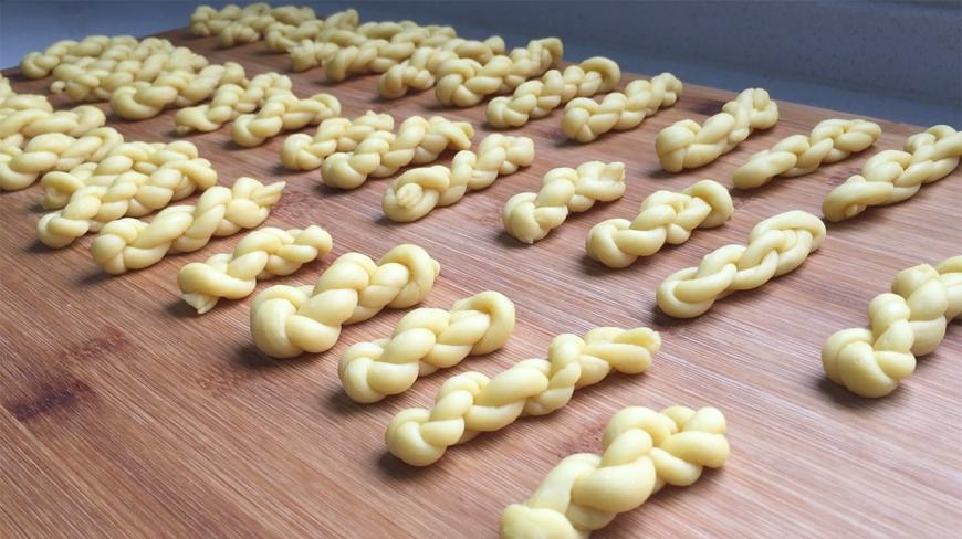 原来炸麻花这么简单,大刀一切,两手一搓,酥脆香甜,比买的好吃