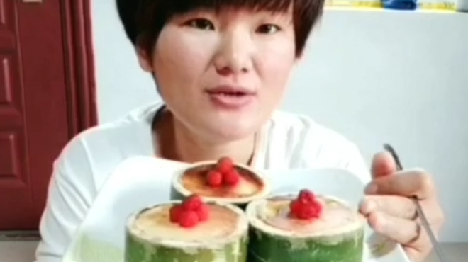 用竹筒在铁板上做的蛋糕加上山上的野梅,真的很香