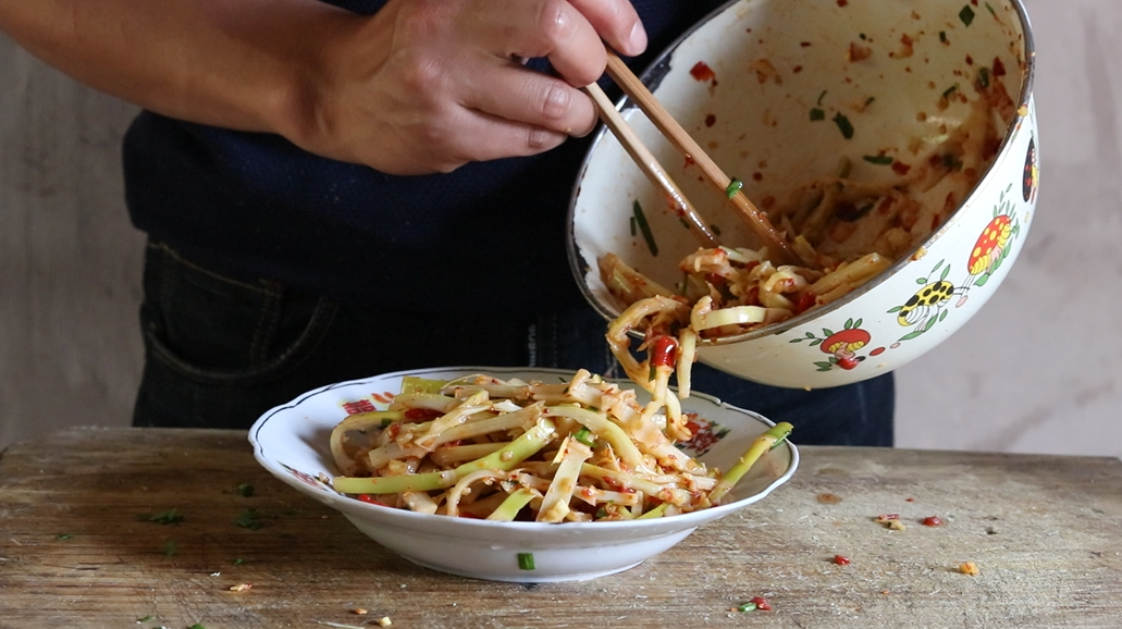 农村小伙用春笋做凉拌,凉拌春笋你吃过没?