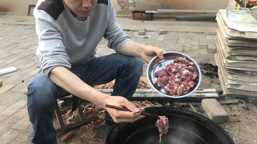 火锅还能这么涮?自制底料,小伙手切羊肉,吃撑了!