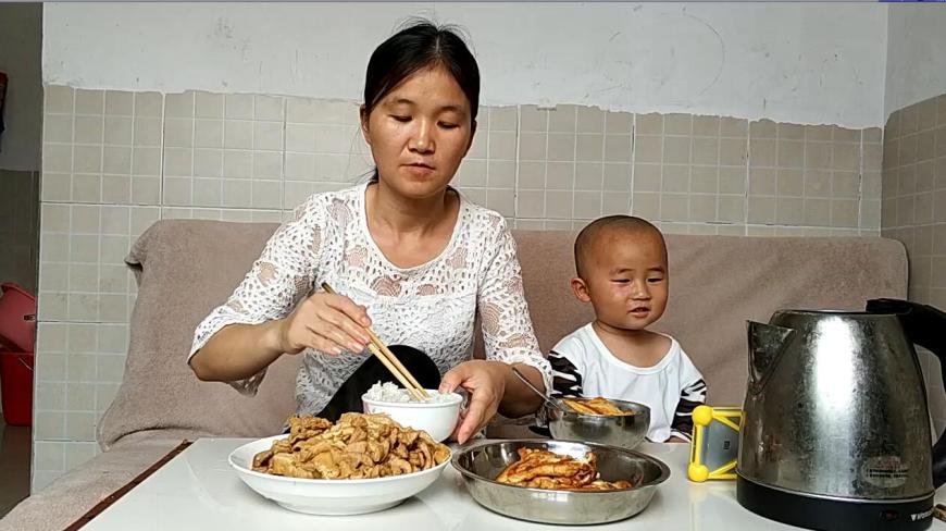 农村媳妇做一道家常菜,肉炒油豆腐,家常味道!