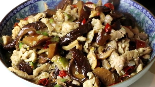 半碗肉丝、一两香菇干、一两墨鱼干,简单做一道客家人的美味