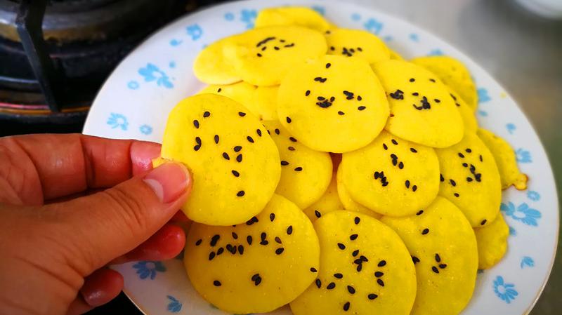 玉米面饼子正宗家常做法,调面有技巧,松软可口,一顿8个不够吃