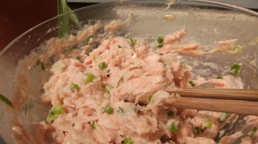 馄饨这样调馅,肉团紧实,鲜嫩多汁,比吉祥馄饨好吃多了