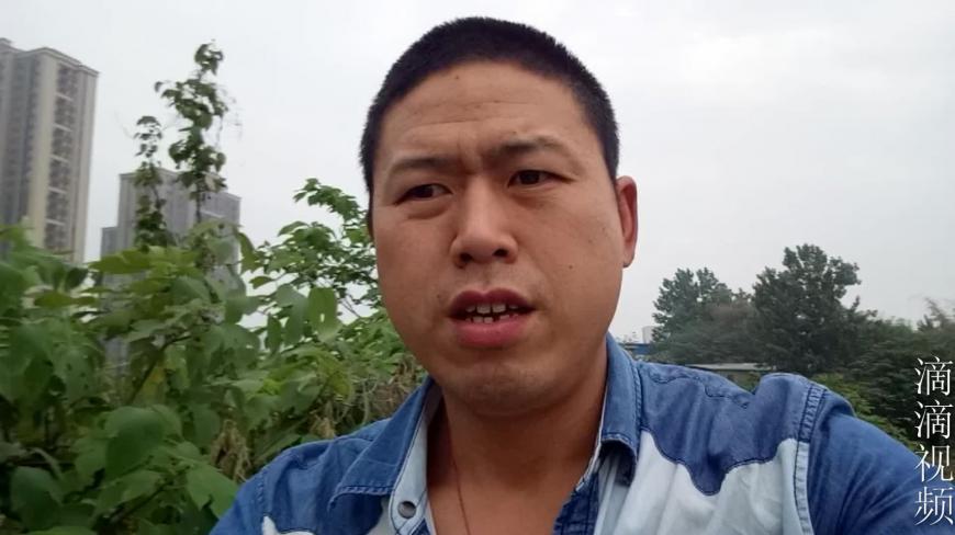 滴滴视频:农村小伙这样水煮活鱼,方法简单而且好吃