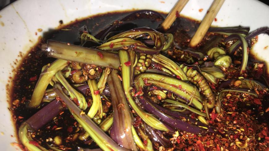 城里昂贵的龙爪菜,在云南农村遍山可见,春天乡里人都要采来凉拌