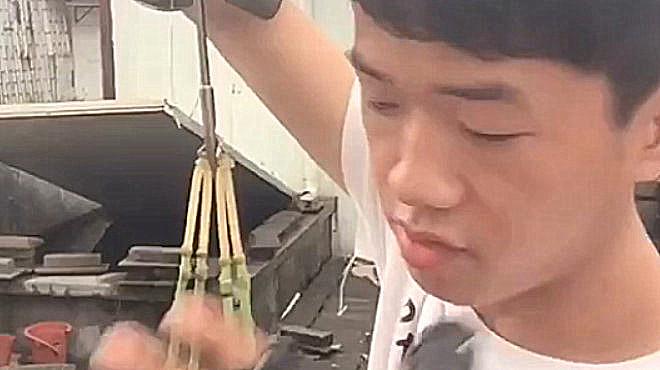 弹弓射鱼镖:“坐井观天”,被这位小伙诠释出了新意……